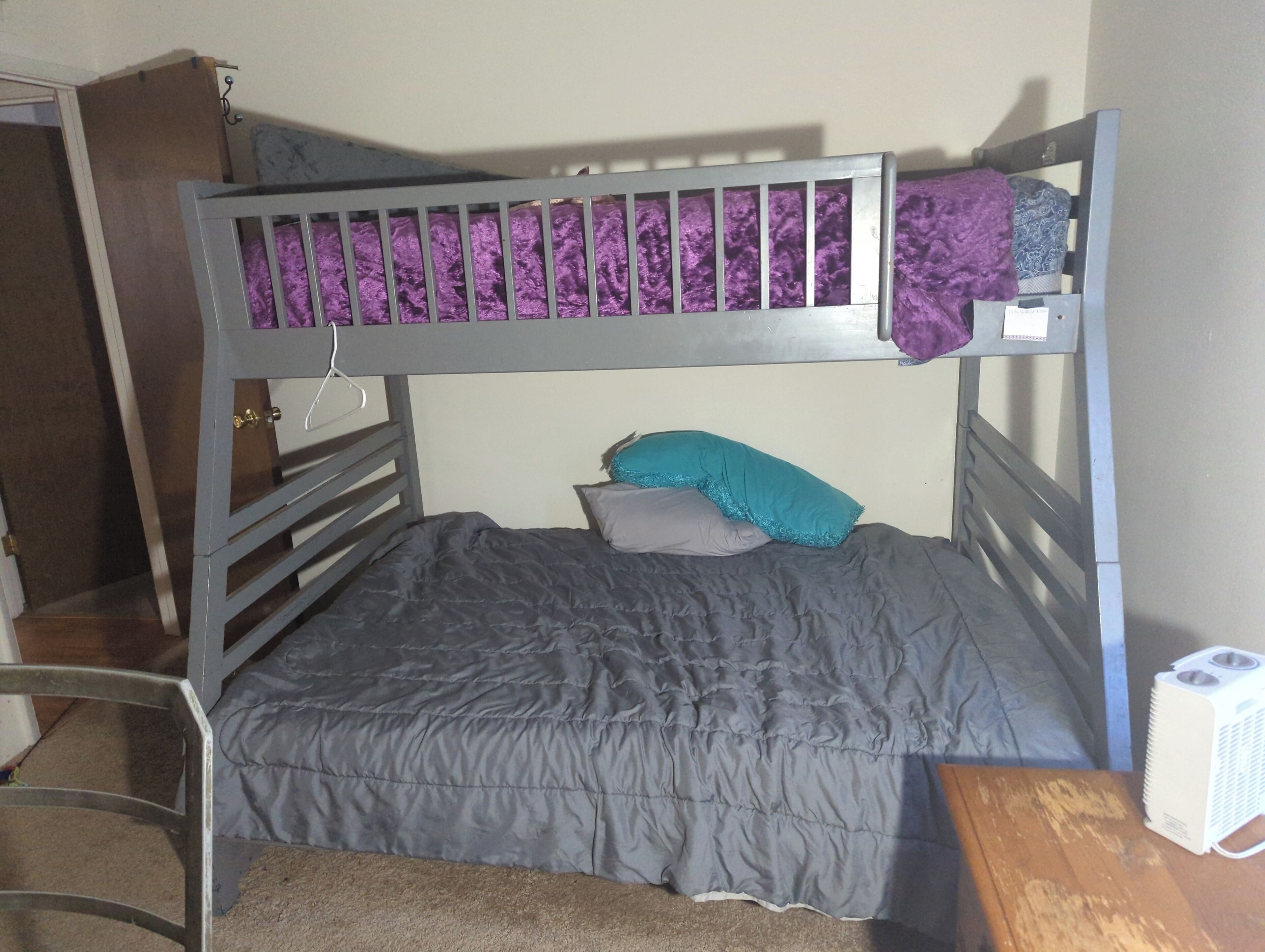 Room available shared bathroom and kitchen and living room