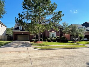 Property grounds - Resort Style Home in enchanting Houston neighborhood  (Houston)