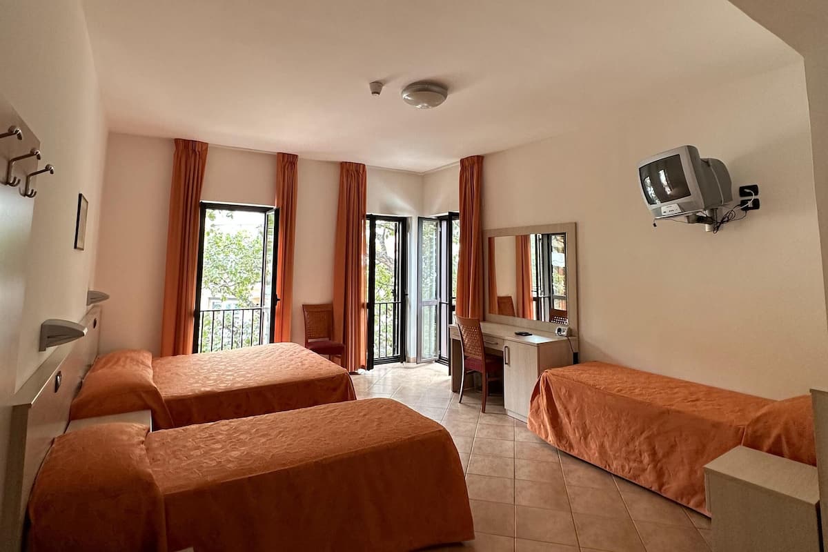 Quadruple Room | In-room safe, desk, free WiFi, bed sheets