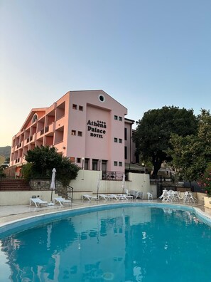Seasonal outdoor pool, pool umbrellas, pool loungers - Athena Palace Hotel (Acquappesa)