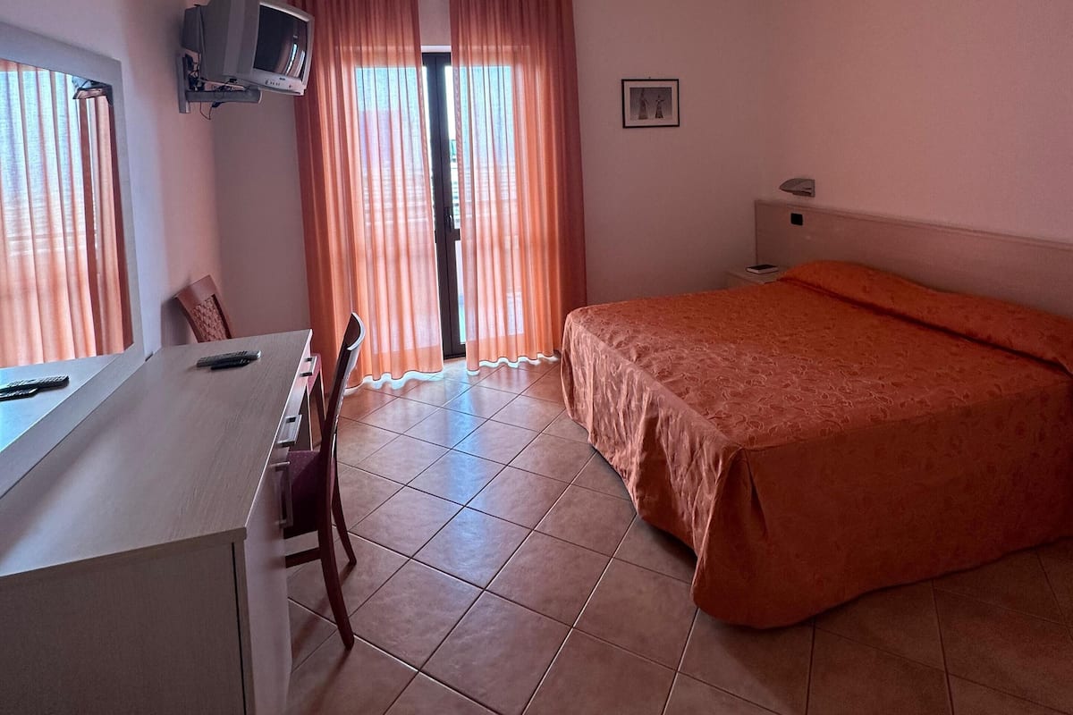 Double Room Single Use | In-room safe, desk, free WiFi, bed sheets