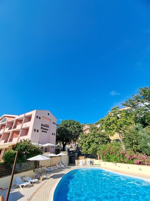 Piscine extérieure (ouverte en saison), parasols de plage