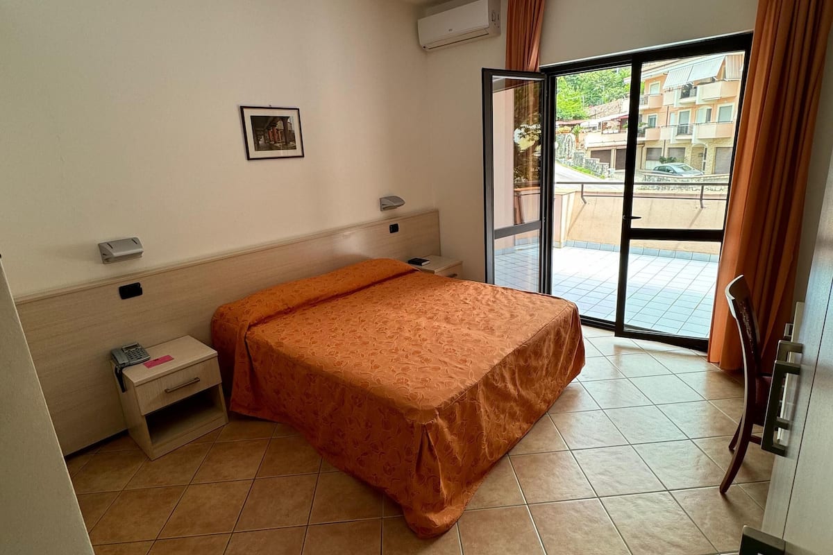 Double Room | In-room safe, desk, free WiFi, bed sheets