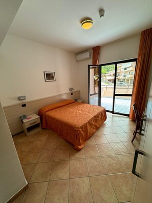 Double Room | In-room safe, desk, free WiFi, bed sheets - Athena Palace Hotel (Acquappesa)