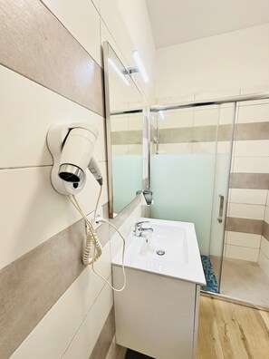Shower, hair dryer, towels, soap - Dream Hub (Mestre)