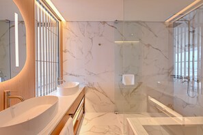 Homm Suite, 2 King Beds, Ocean + Lake View | バスルーム | ヘアドライヤー、バスローブ、スリッパ、ビデ