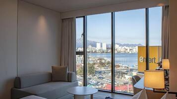 Untuvapeitot, pillowtop-patjalliset sängyt, minibaari