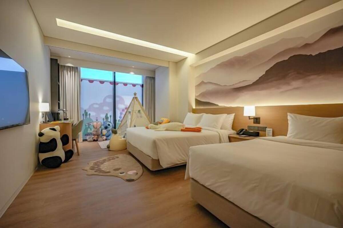 Down comforters, pillowtop beds, minibar, in-room safe