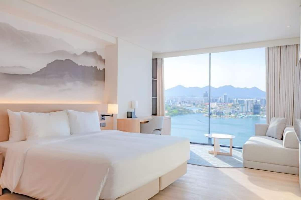 Down comforters, pillowtop beds, minibar, in-room safe