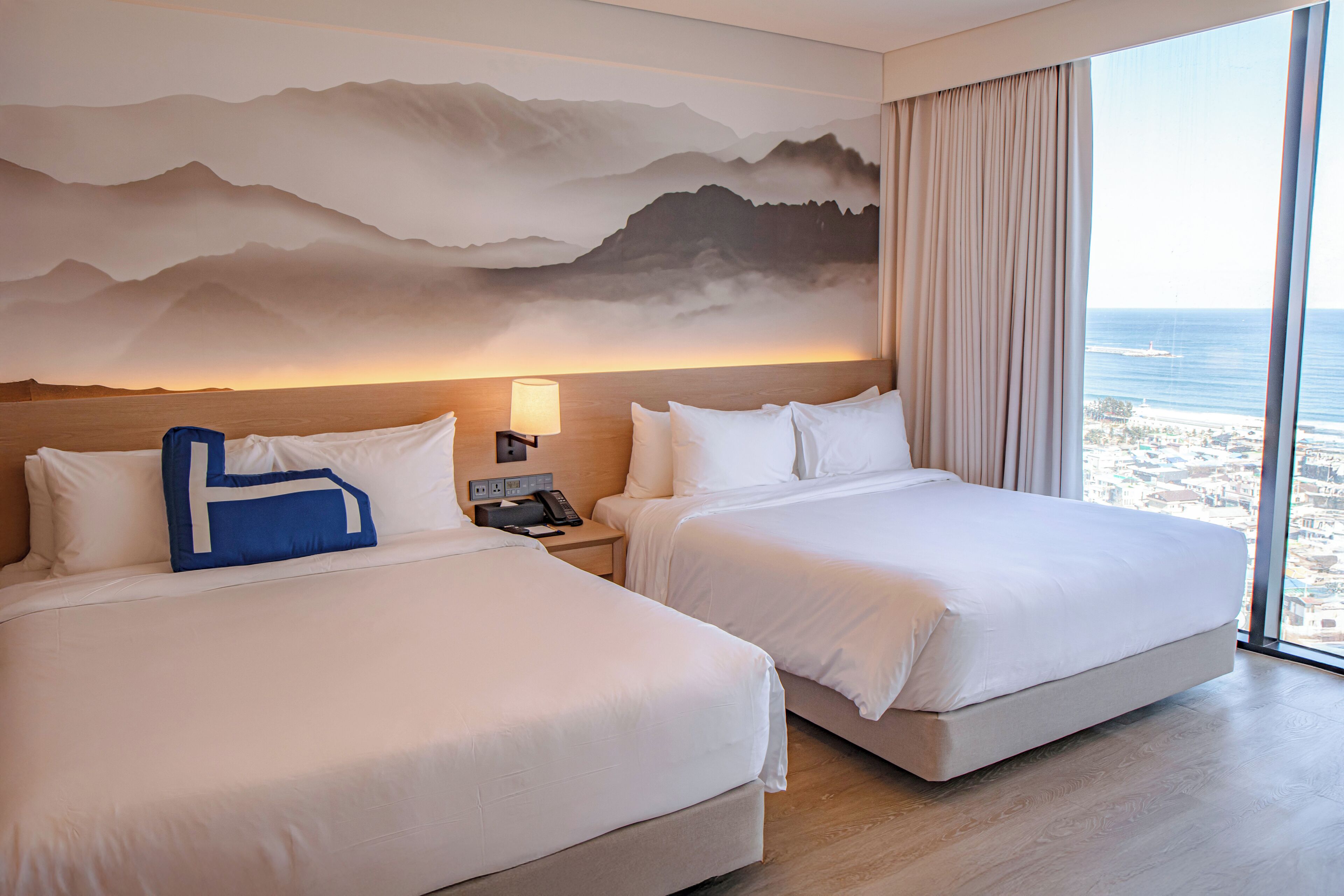 Chăn bông, nệm có lớp đệm bông, minibar, két bảo mật tại phòng 