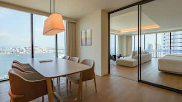 Homm Suite, 2 King Beds, Ocean + Lake View | 1 dormitorio, edredones de plumas, colchones Tempur-Pedic y minibar