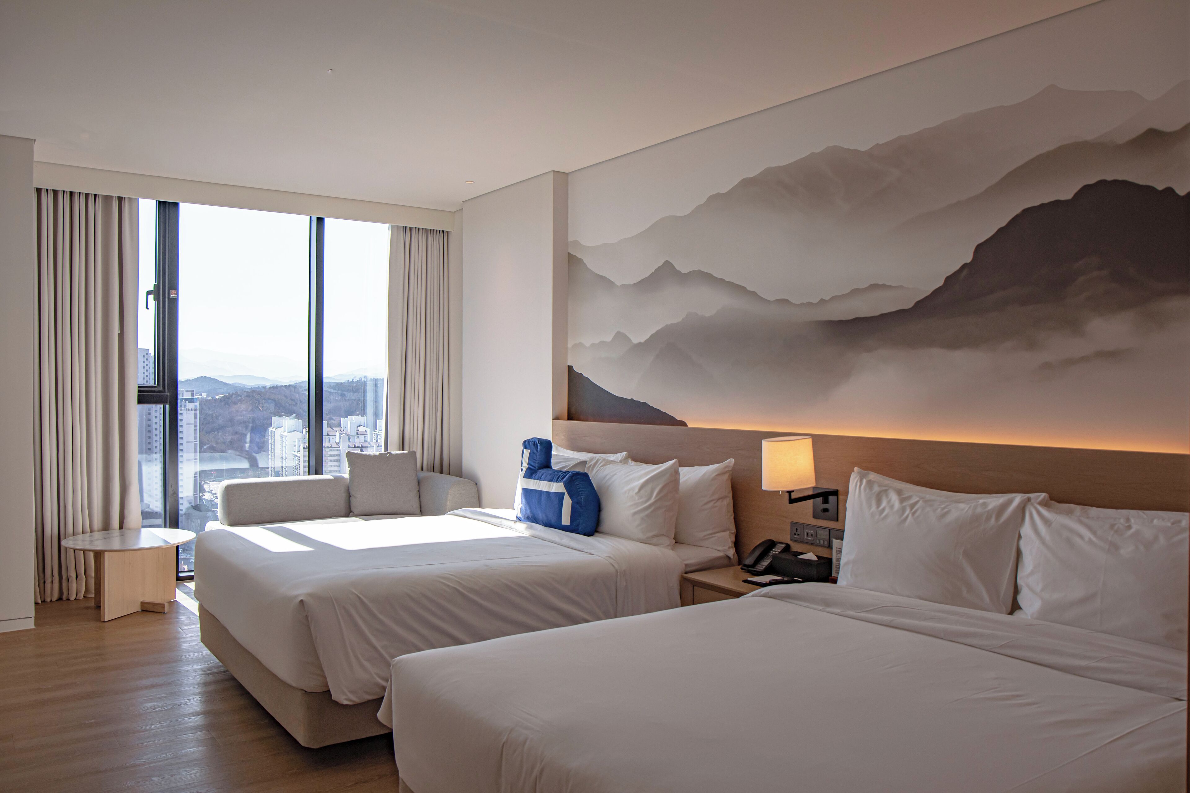 Chăn bông, nệm có lớp đệm bông, minibar, két bảo mật tại phòng 