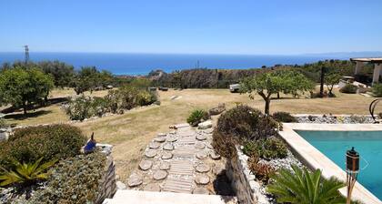 Wonderful private villa with private pool, A/C, WIFI, TV, patio, pets allowed and panoramic view