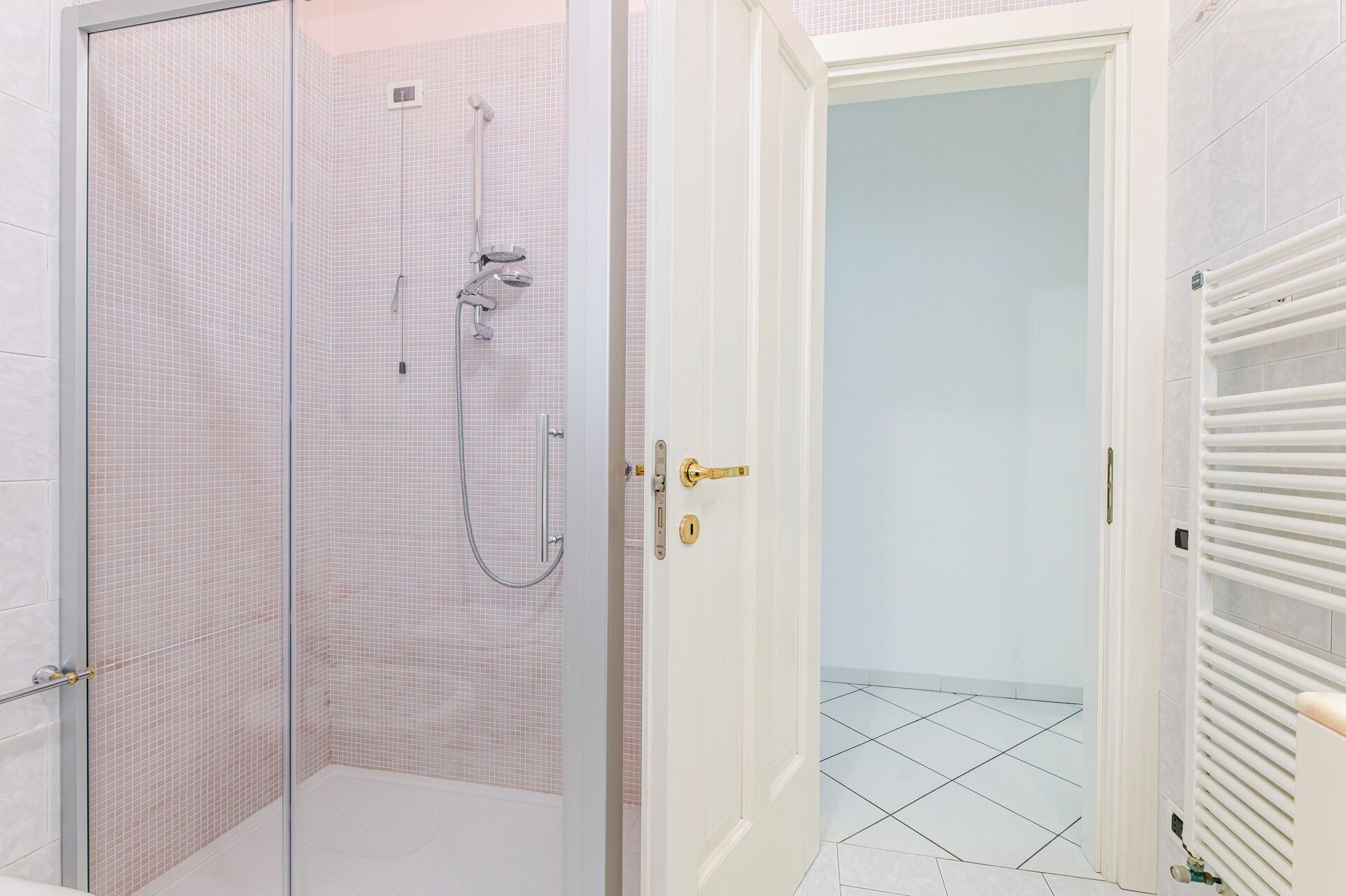 Un bagno con doccia, un water e un lavandino.