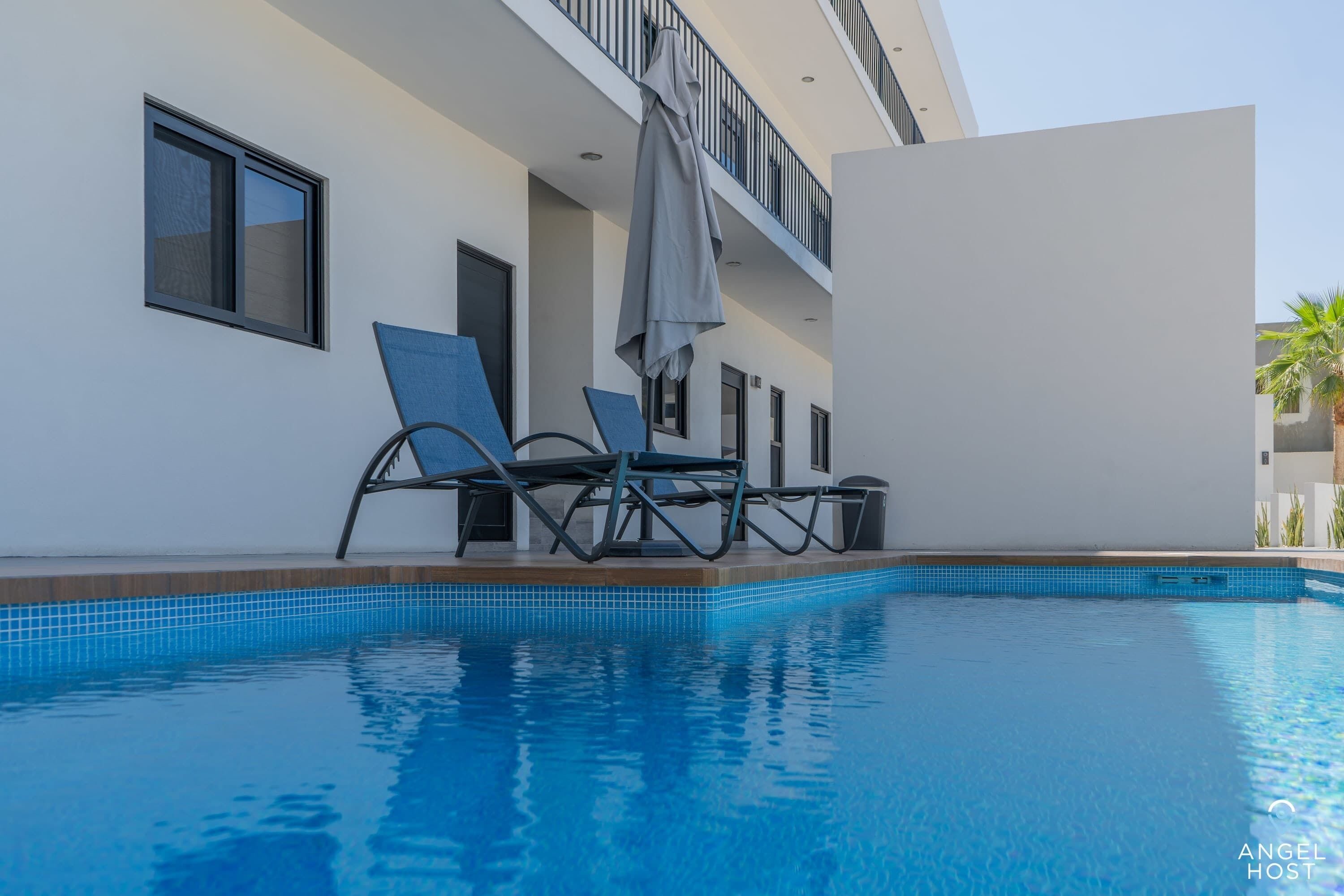 Una piscina al aire libre