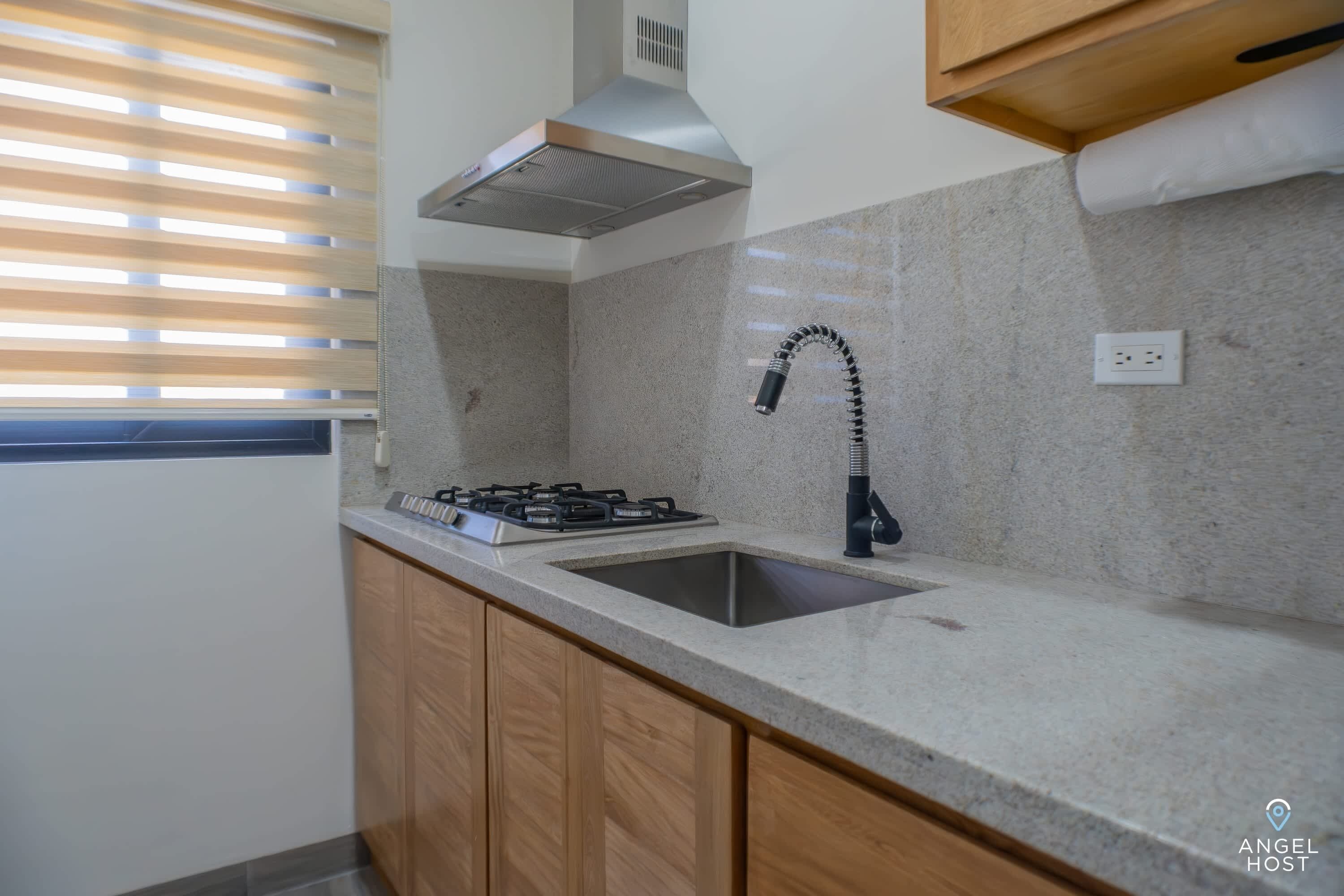 Frigorífico, placa de cocina, cafetera o tetera y tostadora