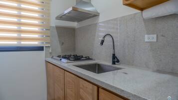 Frigorífico, placa de cocina, cafetera o tetera y tostadora