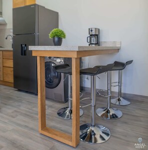 Een koelkast, een kookplaat, een koffiezetapparaat/waterkoker