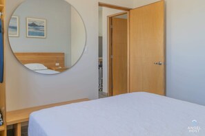 2 quartos, ferros/tábuas de passar roupa, berço de viagem