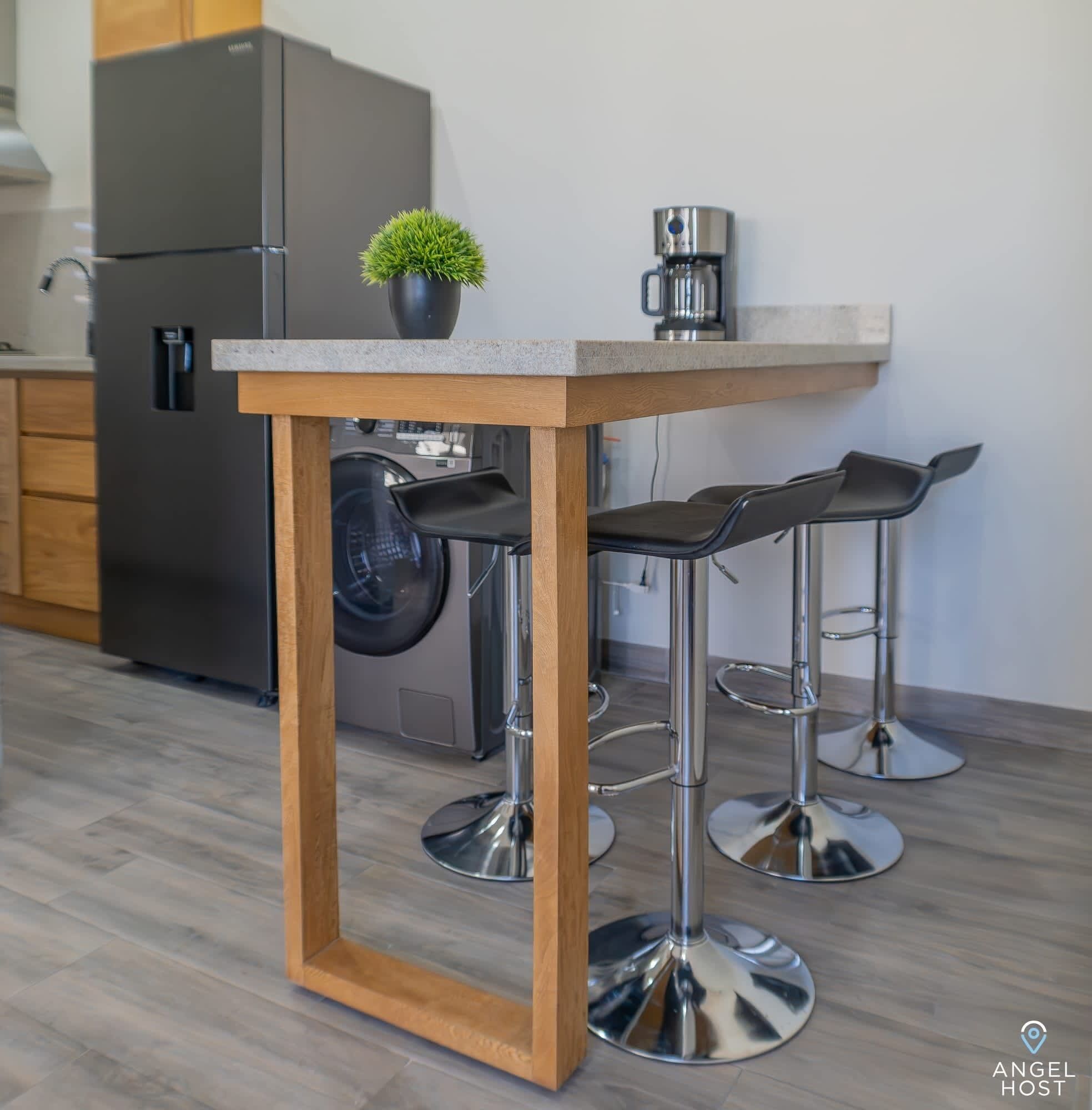 Frigorífico, placa de cocina, cafetera o tetera y utensilios de cocina