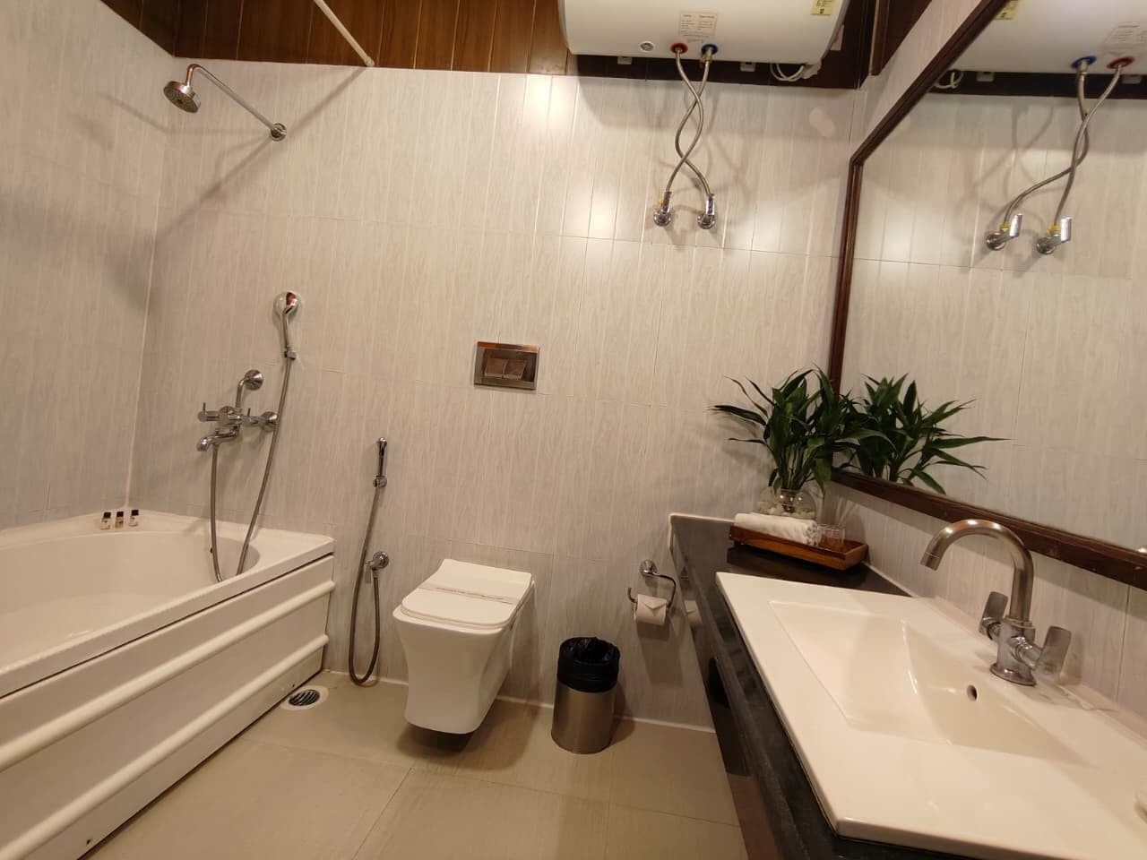 Un baño moderno con bañera, inodoro, lavabo y ducha.
