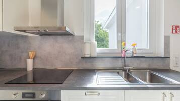 Frigorifero, microonde, forno, piano cottura