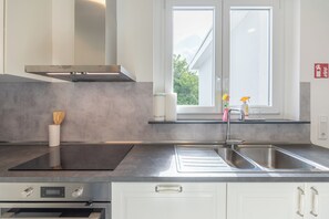 Kühlschrank, Mikrowelle, Ofen, Herdplatte