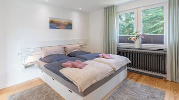 5 Schlafzimmer, Schreibtisch, Bügeleisen/Bügelbrett, Reisekinderbett