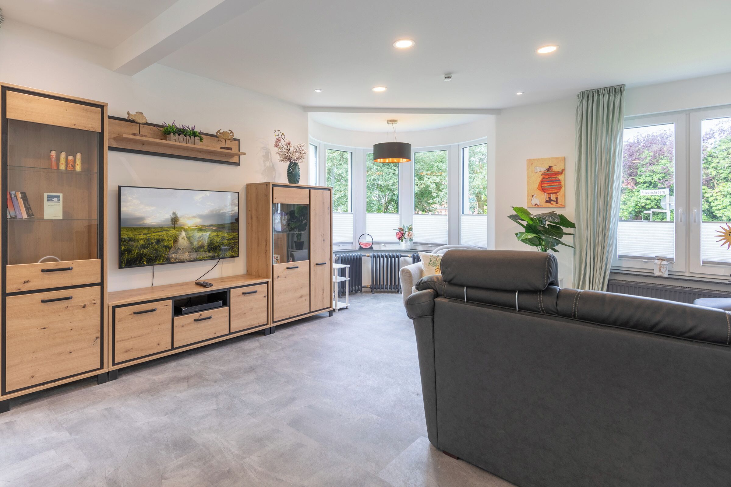 TV, lettore DVD, libri, impianto stereo