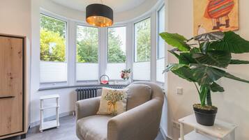 Fernseher, DVD-Player, Bücher, Stereoanlage