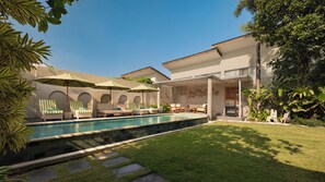 A pool area with lounge chairs and umbrellas, a barbecue grill, and a well-maintained lawn. - Villa Latima by Villa Finder (Seminyak)