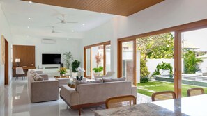Luxury-Villa, 6 Schlafzimmer, eigener Pool, Poolblick | Wohnzimmer | 32-Zoll-Smart-TV mit Satellitenempfang