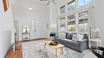 Una televisión, un futbolín