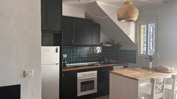 Een koelkast, een oven, een kookplaat, een koffiezetapparaat/waterkoker