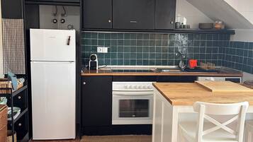 Fridge, oven, stovetop, coffee/tea maker