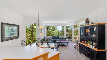 Televisión y chimenea