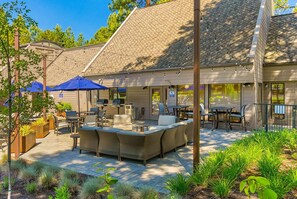 Outdoor dining - Alpine Studio at Mount Bachelor w/ Pool & Hot Tub (Bend)