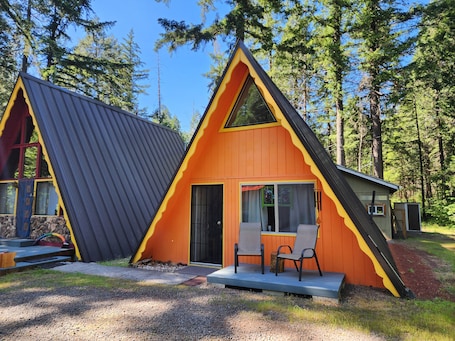Exterior. Hygge A-Frame: Pet friendly Forest Immersion!
Gong-based Sound baths available