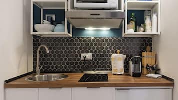 Deluxe Studio, Courtyard Area | Private kitchen | Electric kettle