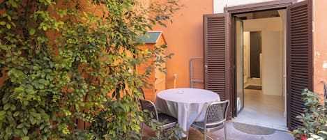 Superior studio, uitzicht op tuin | Terras