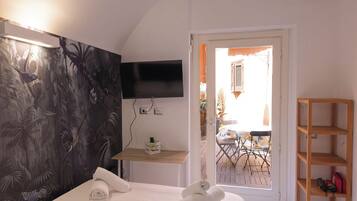 Deluxe Studio, Courtyard Area | Iron/ironing board, free WiFi