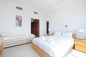 Apartemen Deluks, balkon, pemandangan laut | 2 kamar tidur, meja kerja, dan ruang kerja ramah laptop