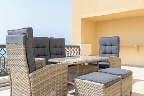 Apartemen Deluks, balkon, pemandangan laut | Balkon