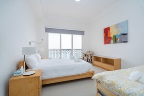 2 habitaciones, escritorio y espacio para trabajar con laptop 