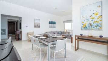 Deluxe Apartment, Balcony, Sea View | Dining room