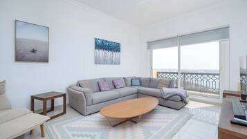 Deluxe Apartment, Balcony, Sea View | Ruang tamu | 50 inci sebuah televisyen pintar dengan kabel