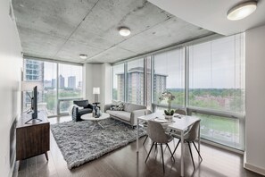 公寓, 2 間臥室 | 起居區 | 電視