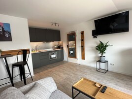 Frigorífico, microondas, horno y placa de cocina