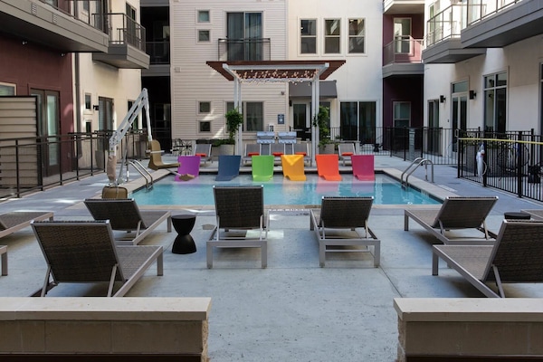 Una piscina al aire libre