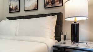 Studio, vue piscine | Fer et planche à repasser, Wi-Fi gratuit